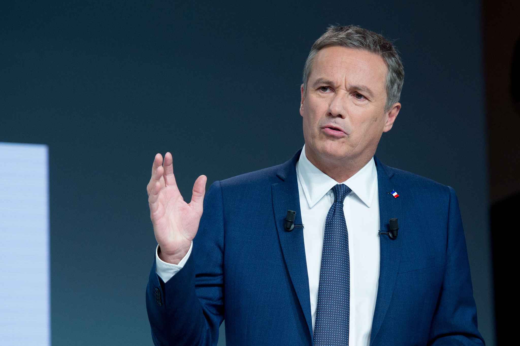 Nicolas Dupont Aignan se fait virer de l émission C à vous