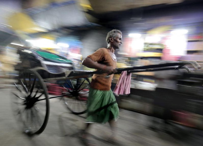 Inde Un enfant sauvé par un pousse pousse après une chute de