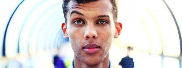 Stromae с сыном. Стромае Монамур. Стромае из клипа. Stromae прическа круглая.