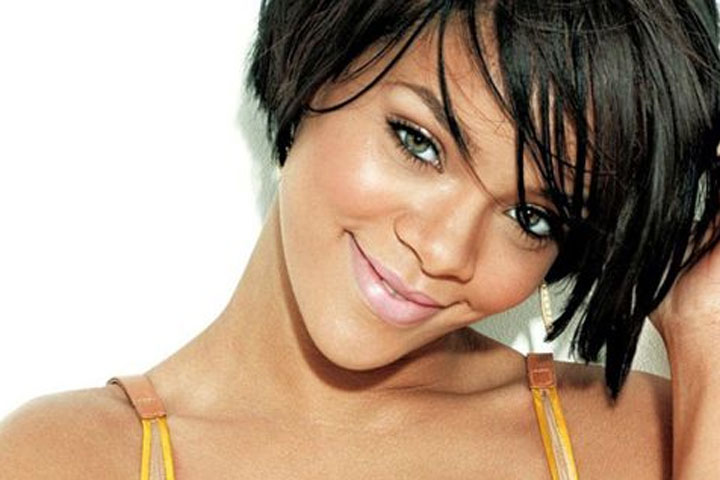 Rihanna Une Nouvelle Fois Les Seins L Air