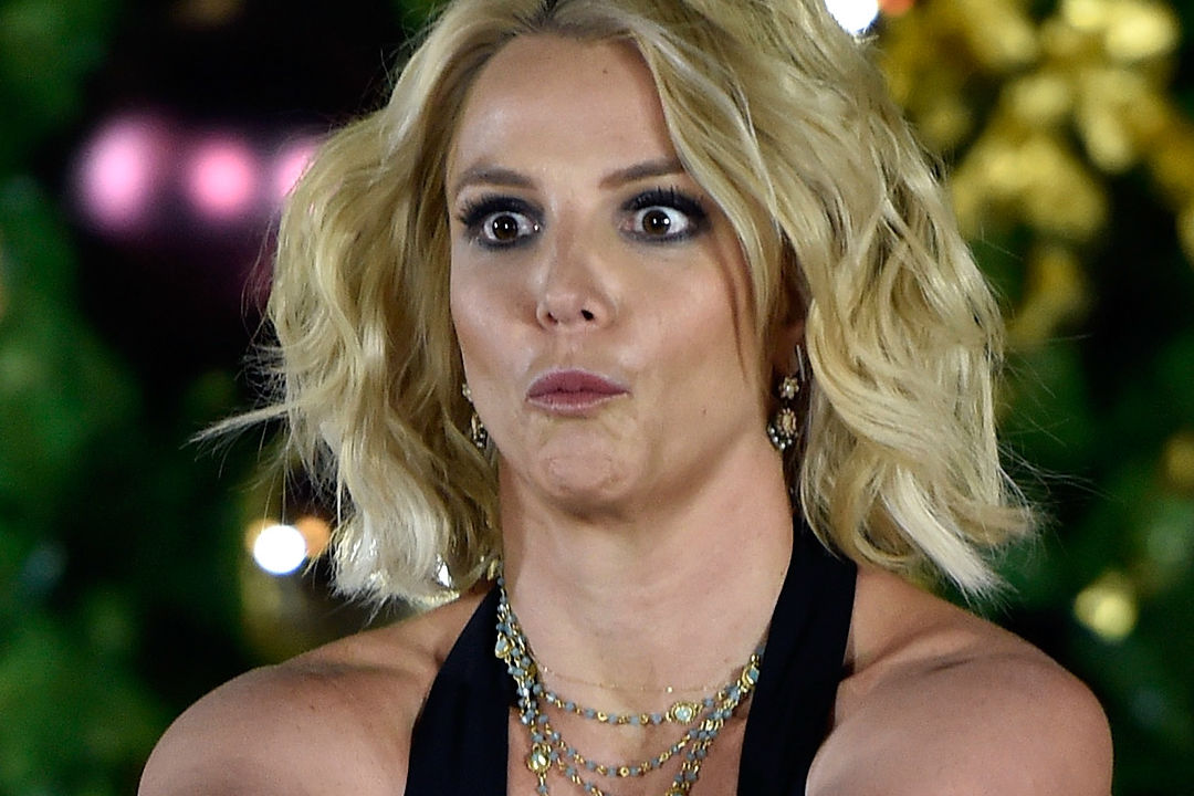 Oups Britney Spears dévoile accidentellement un sein sur scène