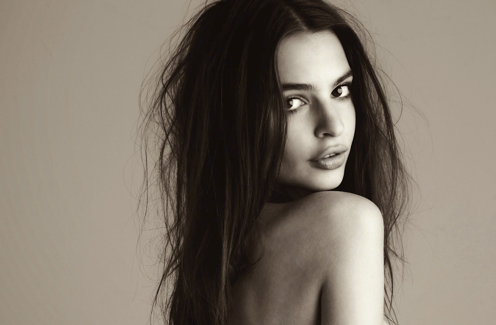Hot ! Emily Ratajkowski complètement nue à la plage