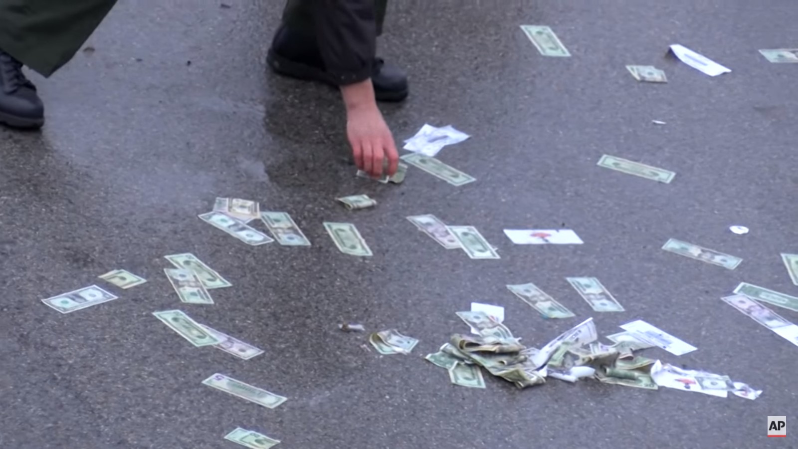 Можно поднять деньги на улице. Деньги на асфальте. Деньги на полу. Деньги валяются на улице. Деньги на дороге.