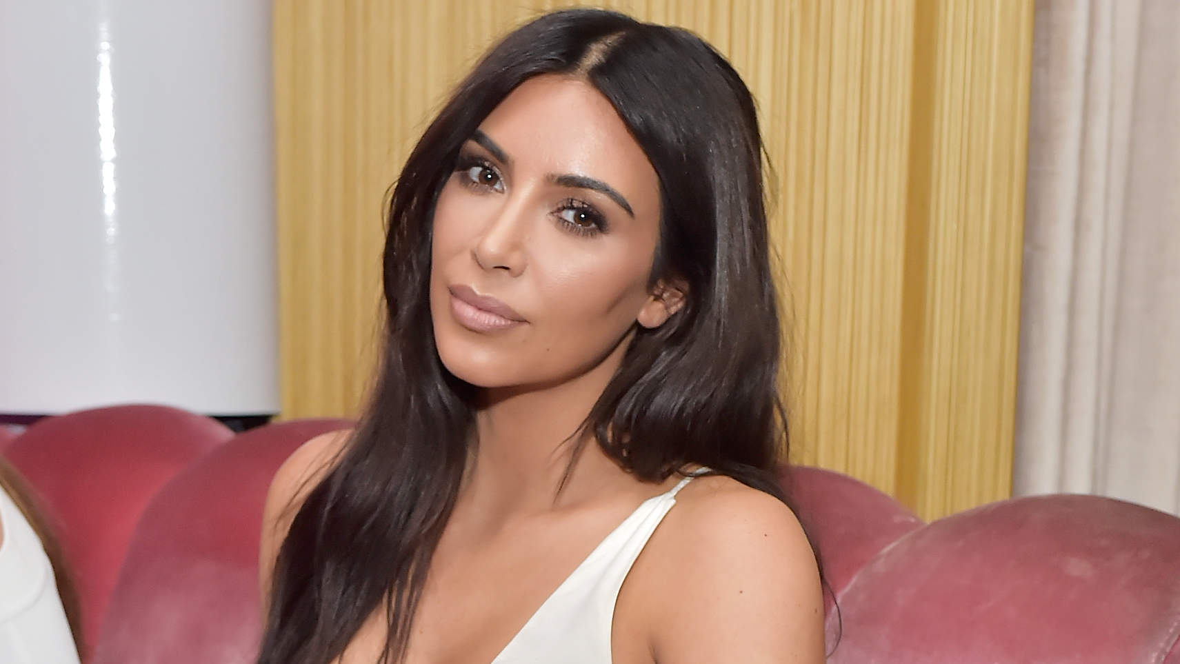 Kim Kardashian nue pour la promotion de son parfum : La bimbo ne cache plus  rien !