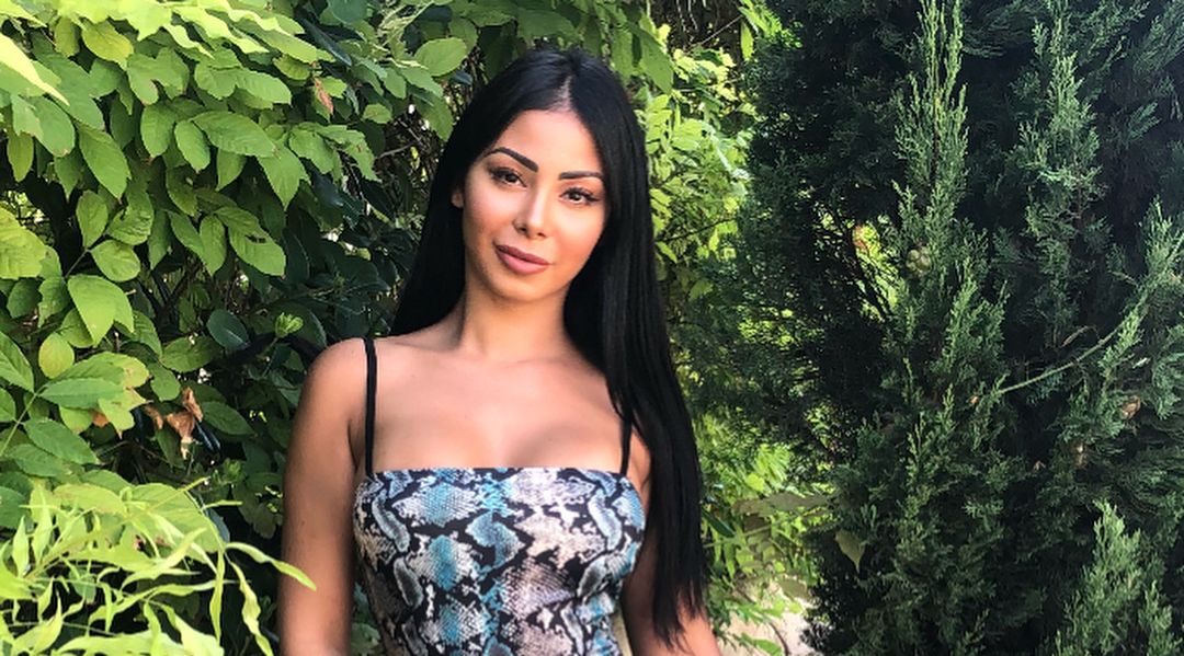 maeva-ghennam-se-d-voile-dans-un-maillot-de-bain-tr-s-sexy-sur-instagram