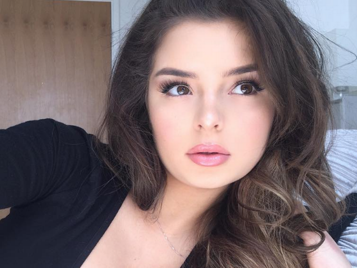 Demi Rose s'affiche dans un bikini rose en latex très moulant