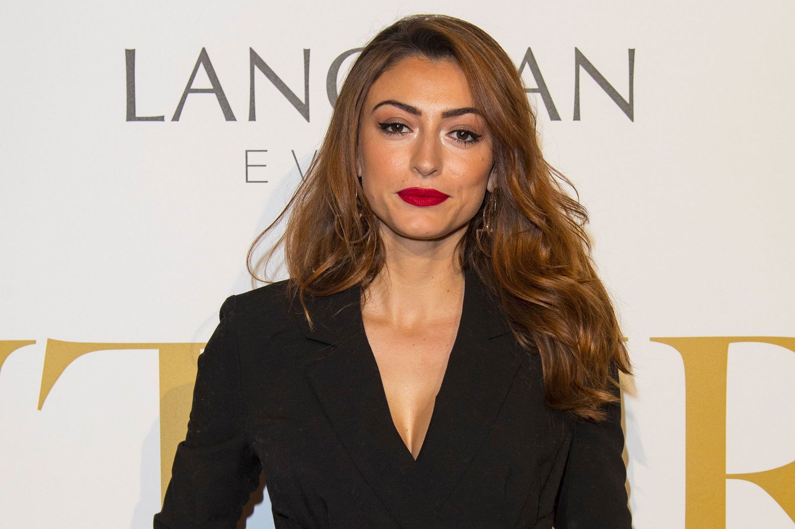 Avec qui. Avec qui. Джастин волшебники из вэйверли. Comello. Джастин руссо.