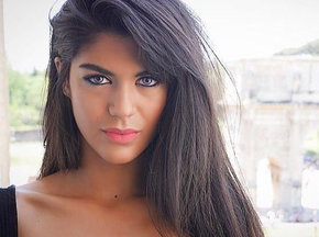 Lauren Cruz très sexy dans un body rouge : la Toile s'enflamme
