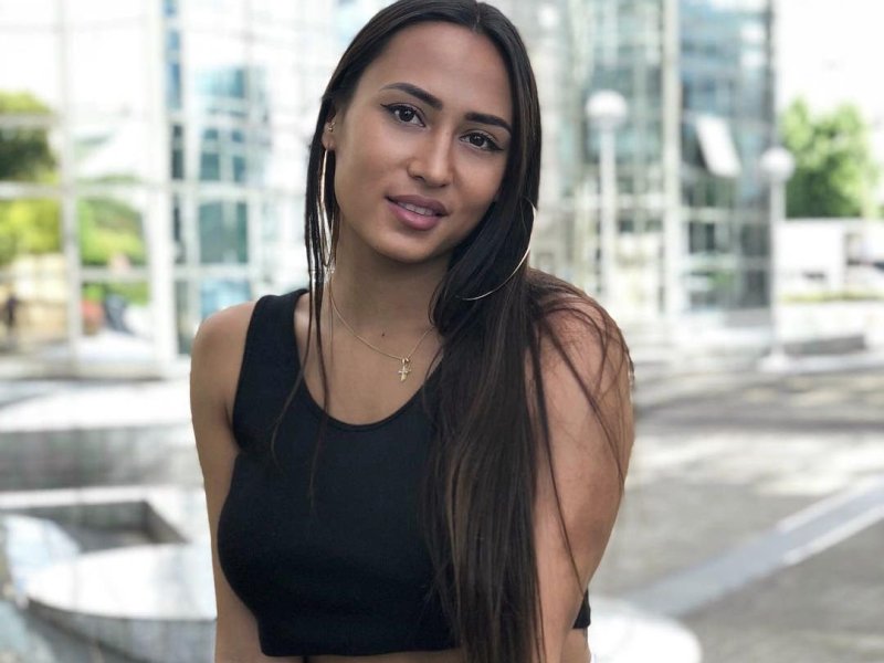 Astrid Nelsia ose les injections dans les fesses et dévoile le résultat