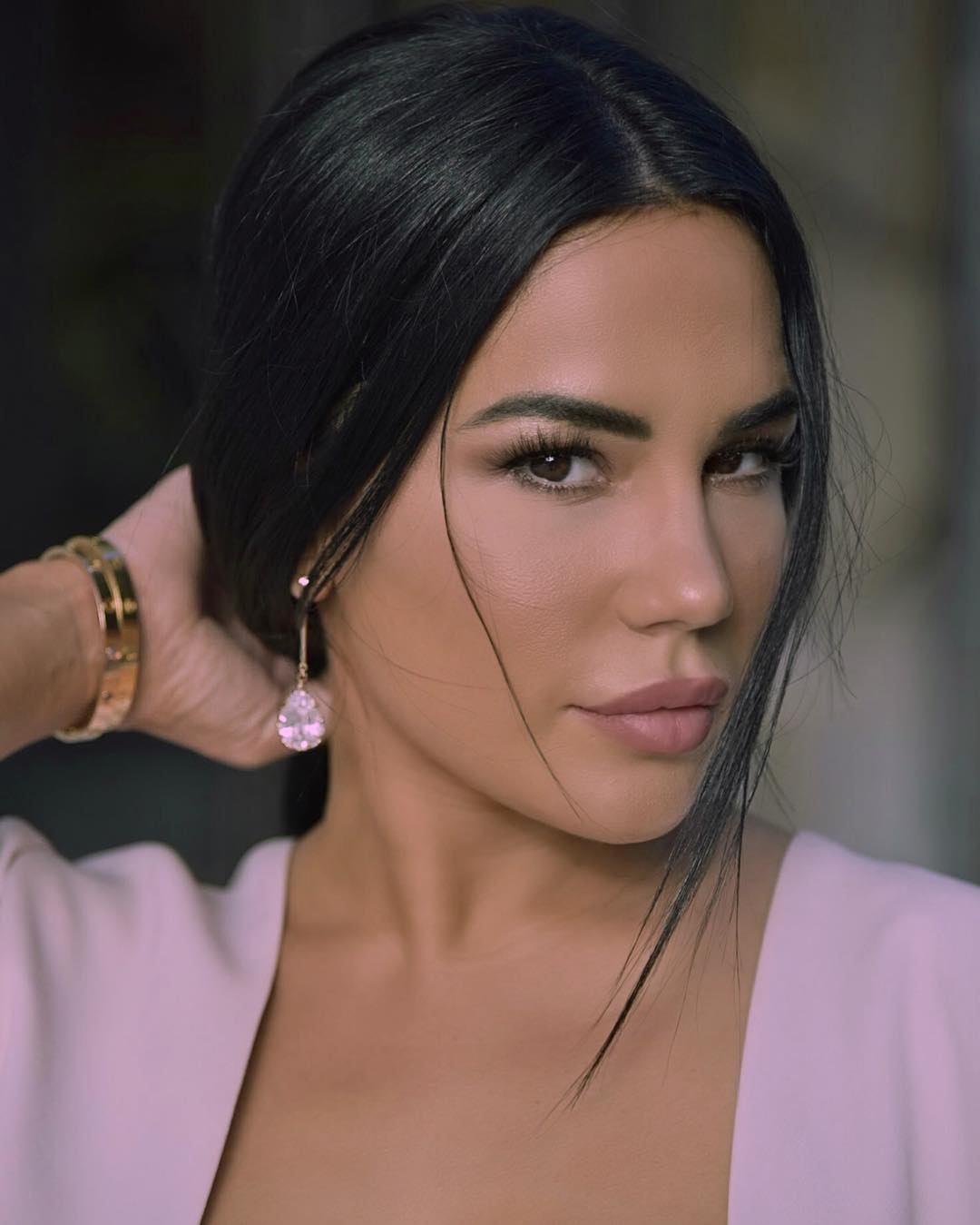 Milla Jasmine Envoûtante avec un décolleté plongeant