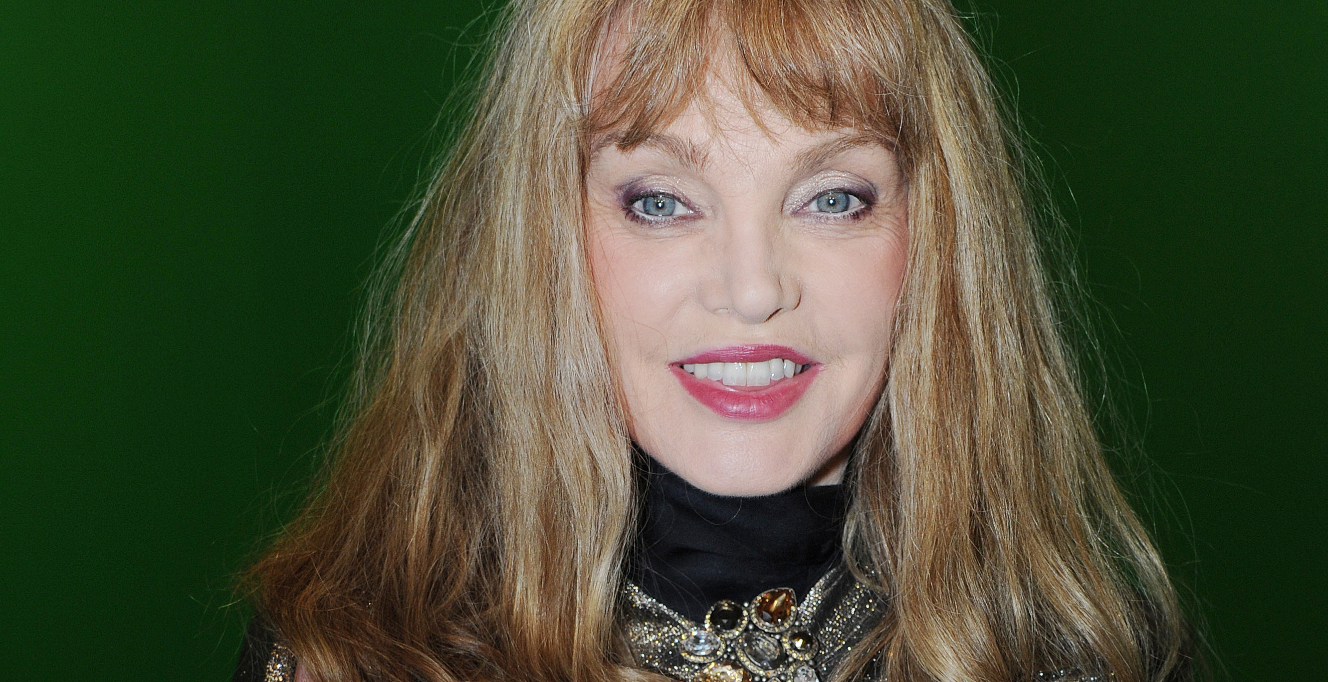 Arielle Dombasle lève le mystère et révèle (enfin) son âge