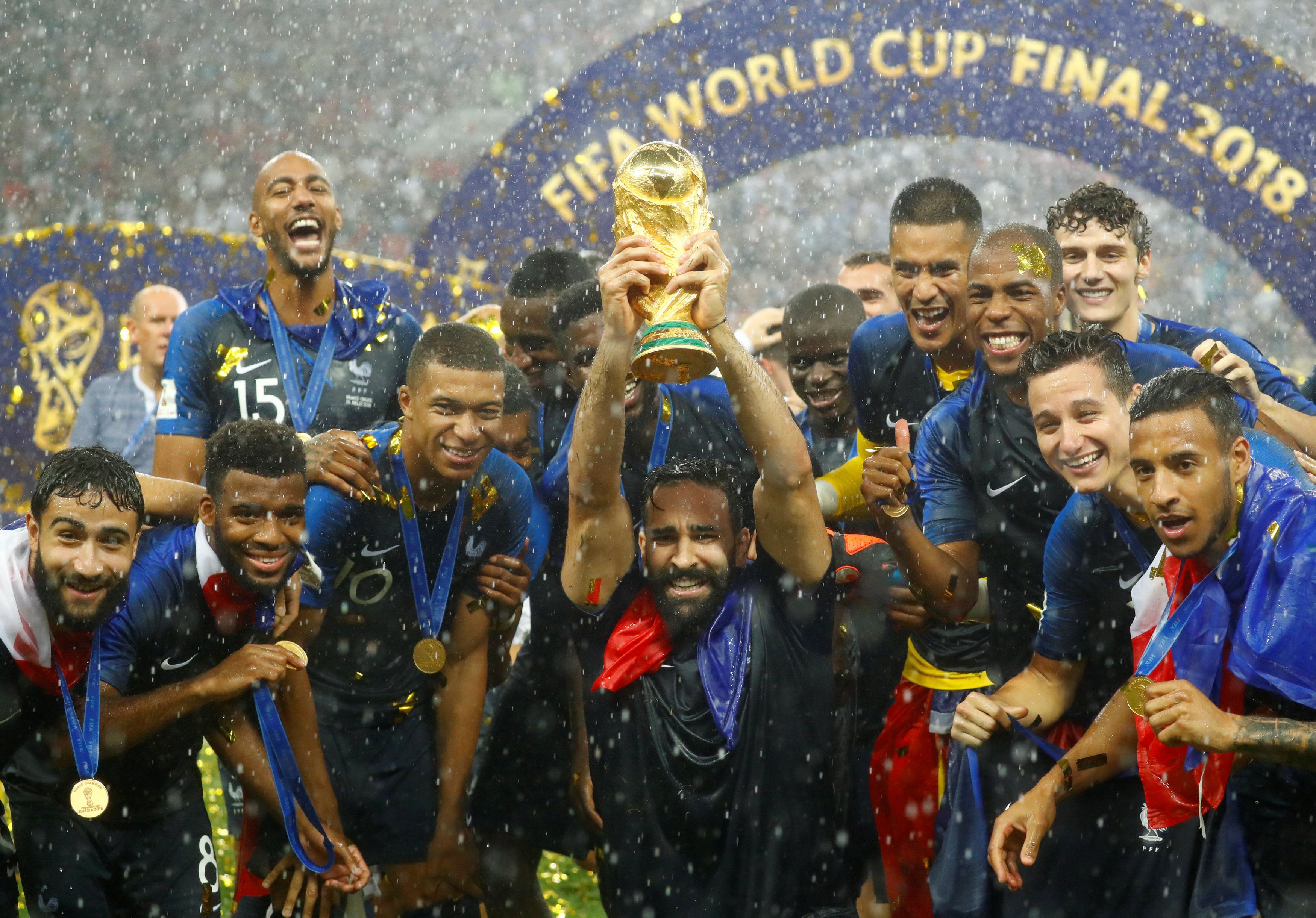 Франция чемпион по футболу какие годы. World Cup 2018 Champions. France World Cup. France win World Cup. Трофей чемпиона Франции по футболу.