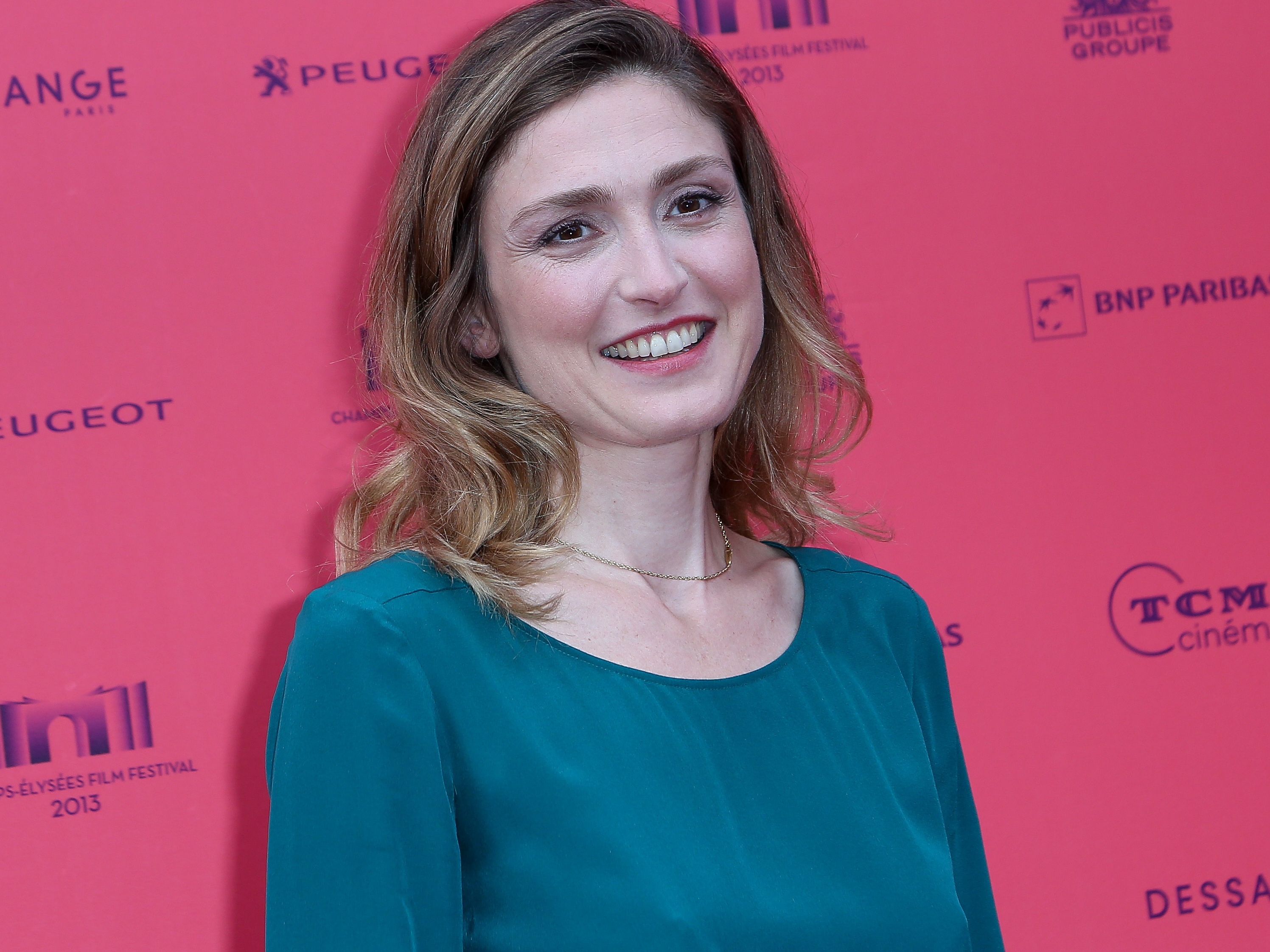 Découvrez quel célèbre humoriste a été en couple avec Julie Gayet