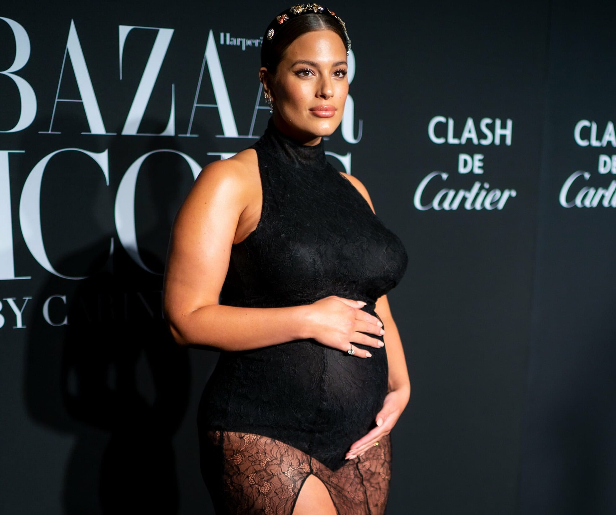 Ashley Graham enceinte : fière de ses courbes de future maman elle se  dévoile entièrement nue