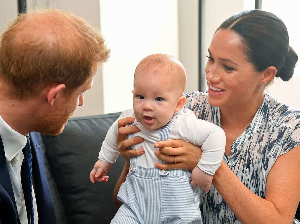 Le petit Archie est-il aussi roux que son père, le Prince Harry ? On a ...
