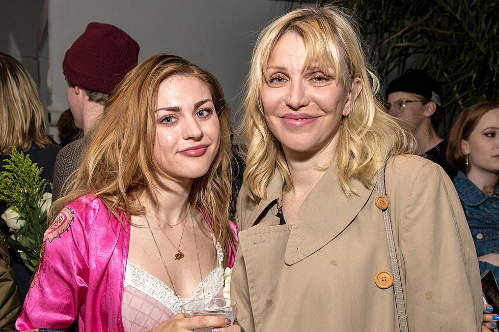 Frances Bean Cobain et Courtney Love rendent hommage à Kurt Cobain à l