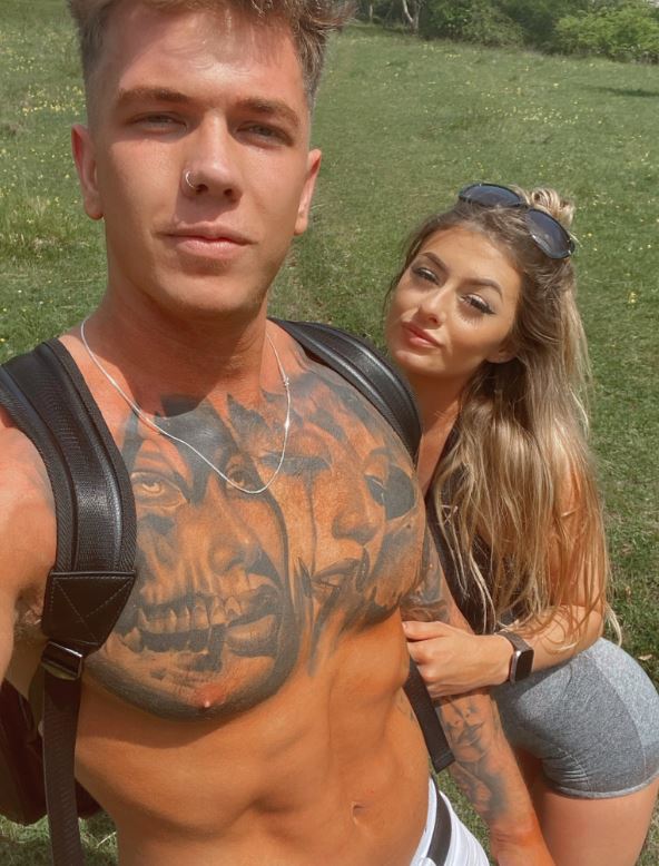 Shannon Henry Elle poste un selfie pris dans sa salle de bain elle