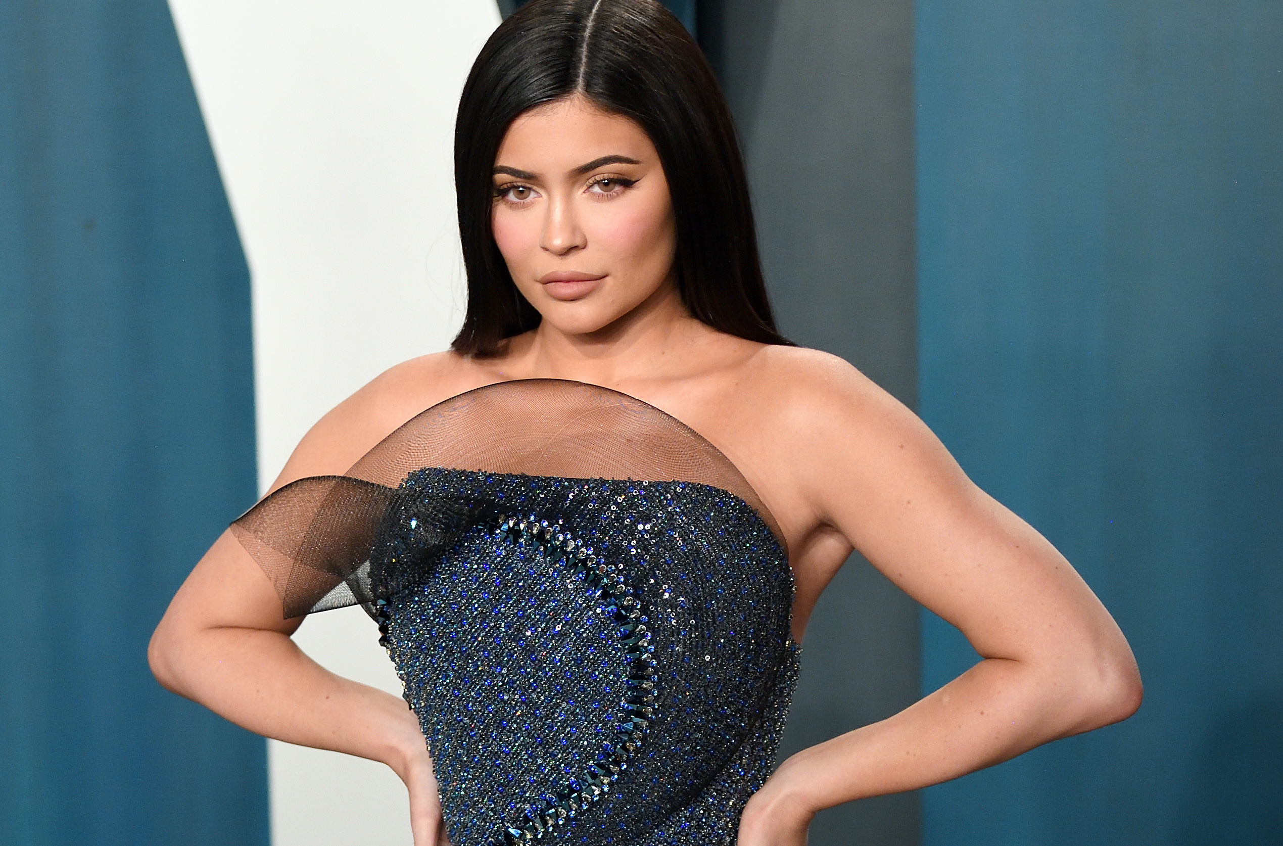 Kylie Jenner Décolleté Xxl Et Robe Incendiaire Pour Vogue 