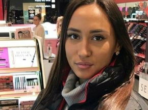 Astrid Nelsia présente ses vœux et son nouveau fessier : Un détail