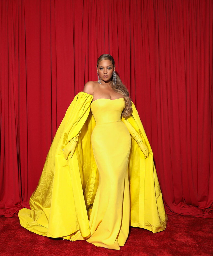 Beyoncé presque nue : elle dévoile ses courbes dans une robe transparente