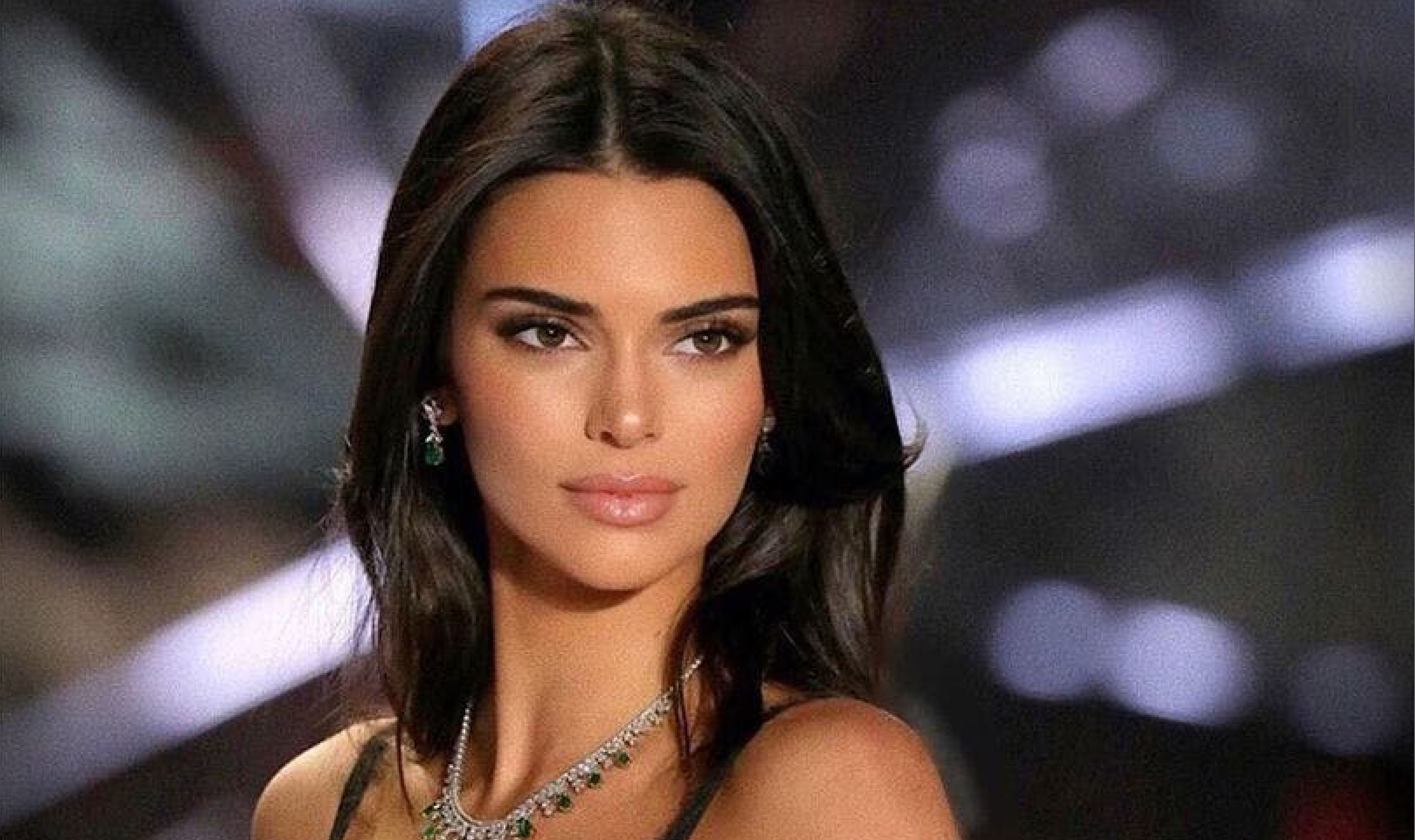 Kendall Jenner célibataire complètement nue sur la Toile, elle fait