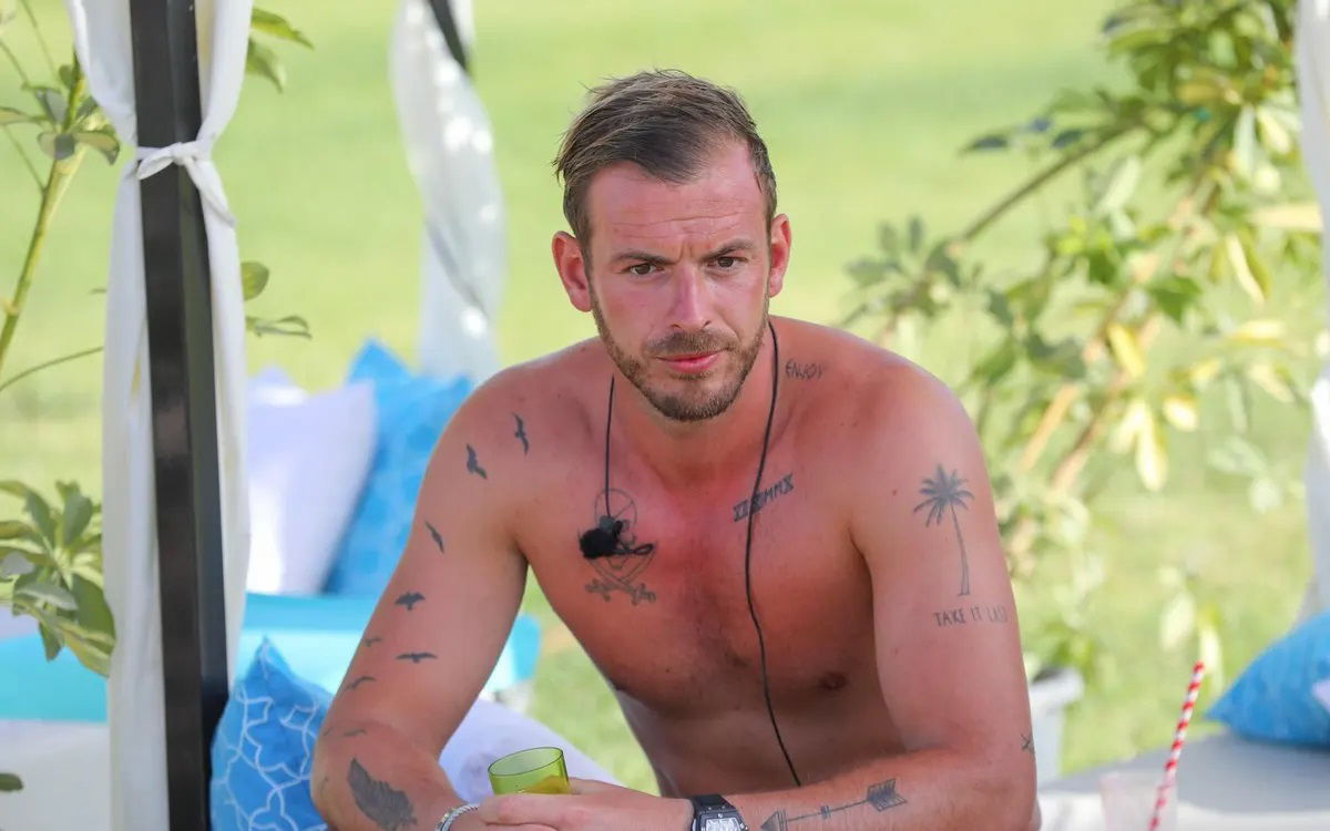 Les Cinquante : Julien Bert en couple avec Mélanie Dédigama puis Cynthia ?  Il sort du silence...