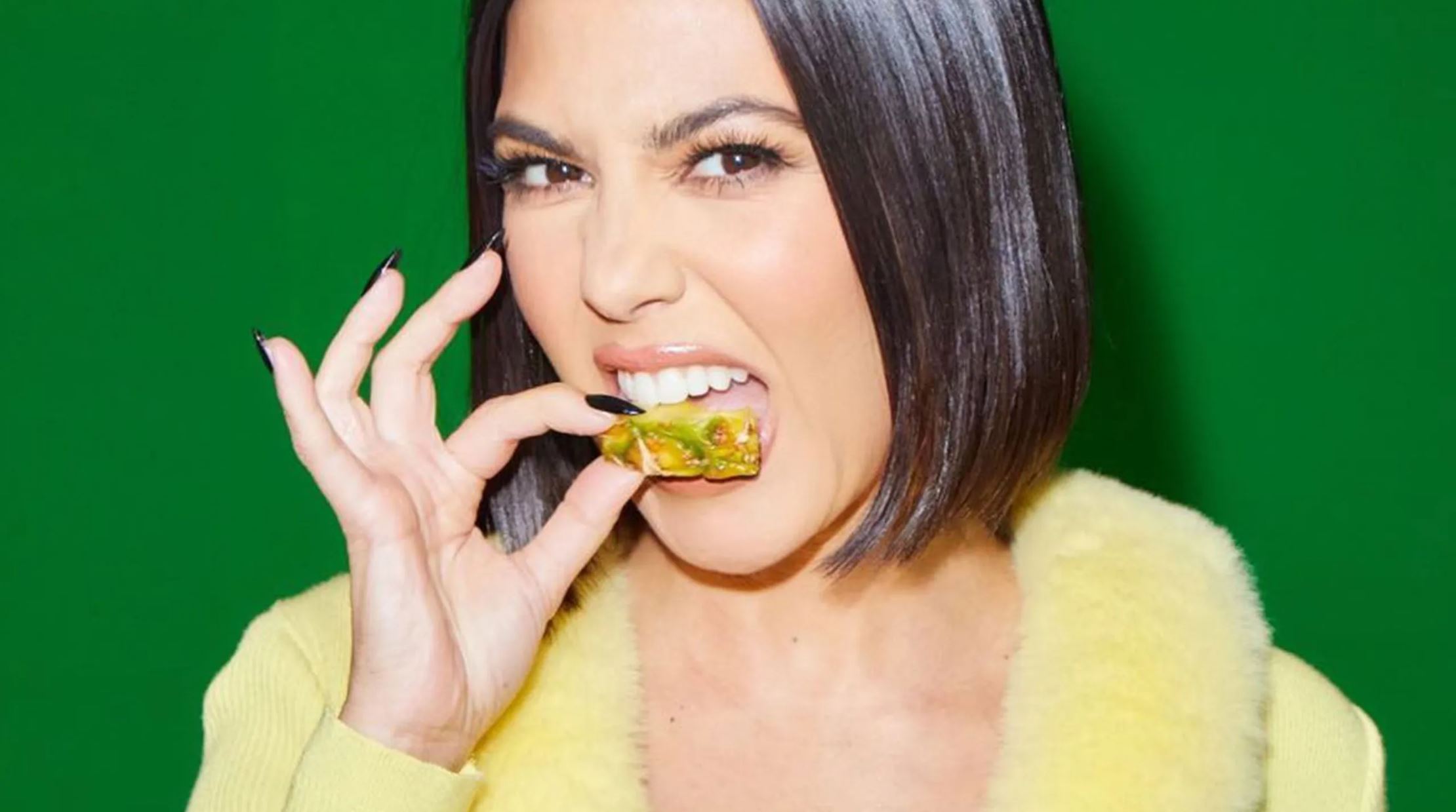 Faut-il mâcher du chewing-gum comme Kim Kardashian pour redéfinir sa  jawline ? - Maison Lutetia