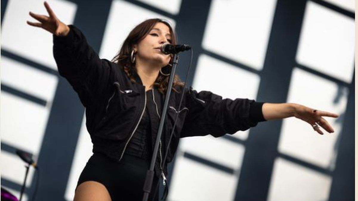 Izïa la chanteuse prend la parole après sa diatribe contre Emmanuel