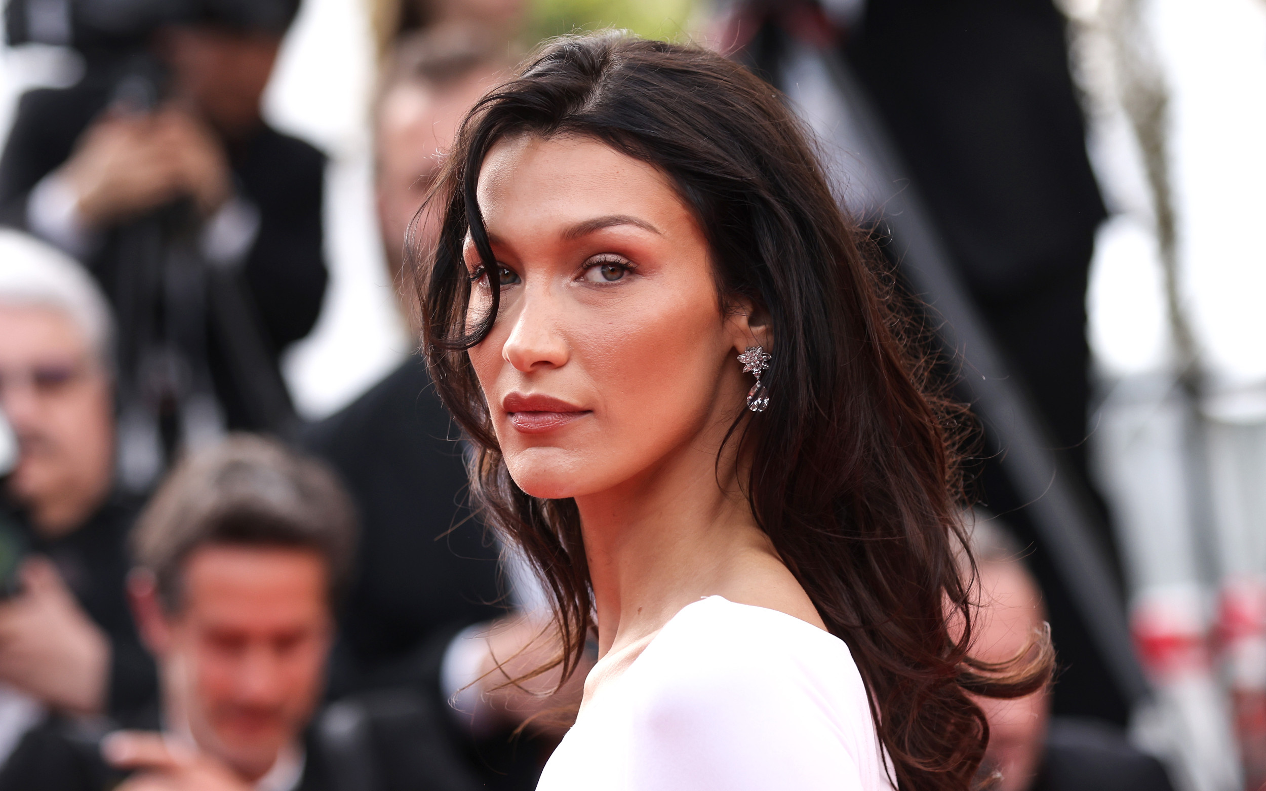 Bella Hadid fait des rares confidences sur son combat contre la maladie