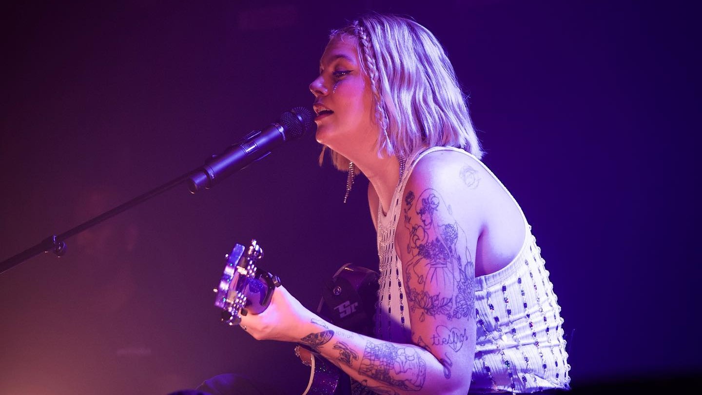 Louane : voici pourquoi elle n'a pas pu aller saluer ses fans après un  concert, c'était dangereux…