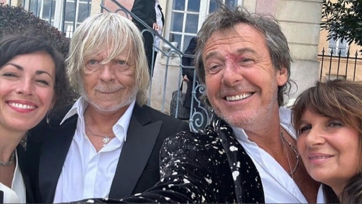 Renaud fait une rare apparition au mariage de son ami Hugues Aufray Renaud fait une rare apparition au mariage de son ami Hugues Aufray