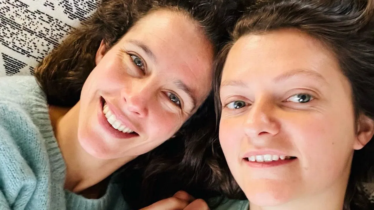 Clémence Castel maman pour la troisième fois : ce tendre cliché de sa  compagne et de leur