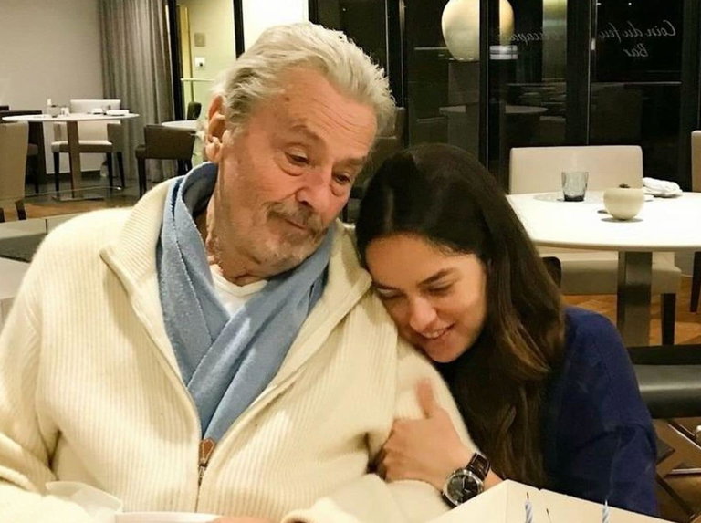 Mort d'Alain Delon : sa fille Anouchka inconsolable, elle prend la ...