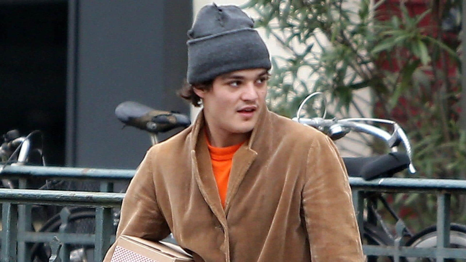 Jack Depp, serveur à Paris : le fils de Vanessa Paradis et Johnny Depp ...