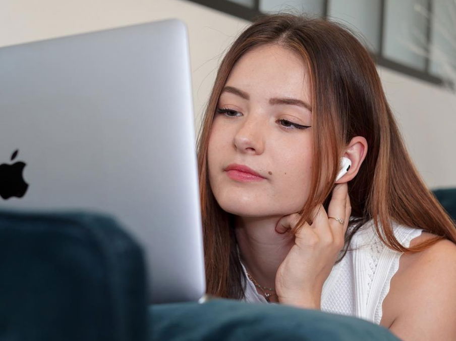 Elsa Bois sur les conséquences de son cyberharcèlement : "Je garde plus de  choses pour moi"