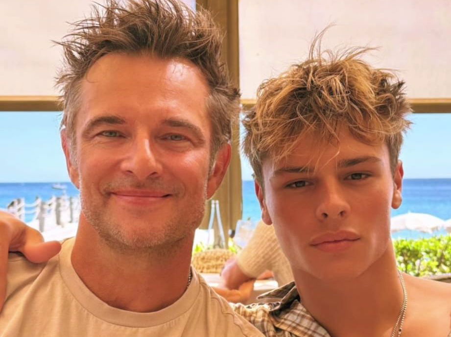 David Hallyday prend la pose avec son fils Cameron pour ses 21 ans, un véritable beau-gosse