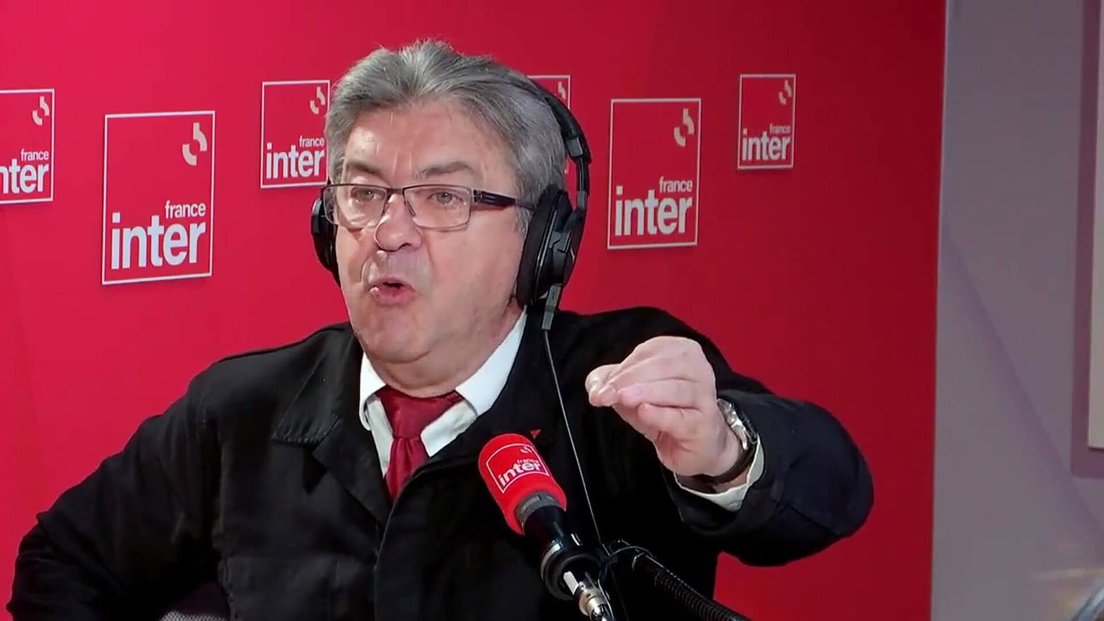 Jean-Luc Mélenchon en colère face à Benjamin Duhamel : ce doigt d'honneur qui fait jaser !