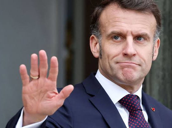 emmanuel-macron-en-jet-ski-sa-photo-de-vacances-fait-vivement-r-agir