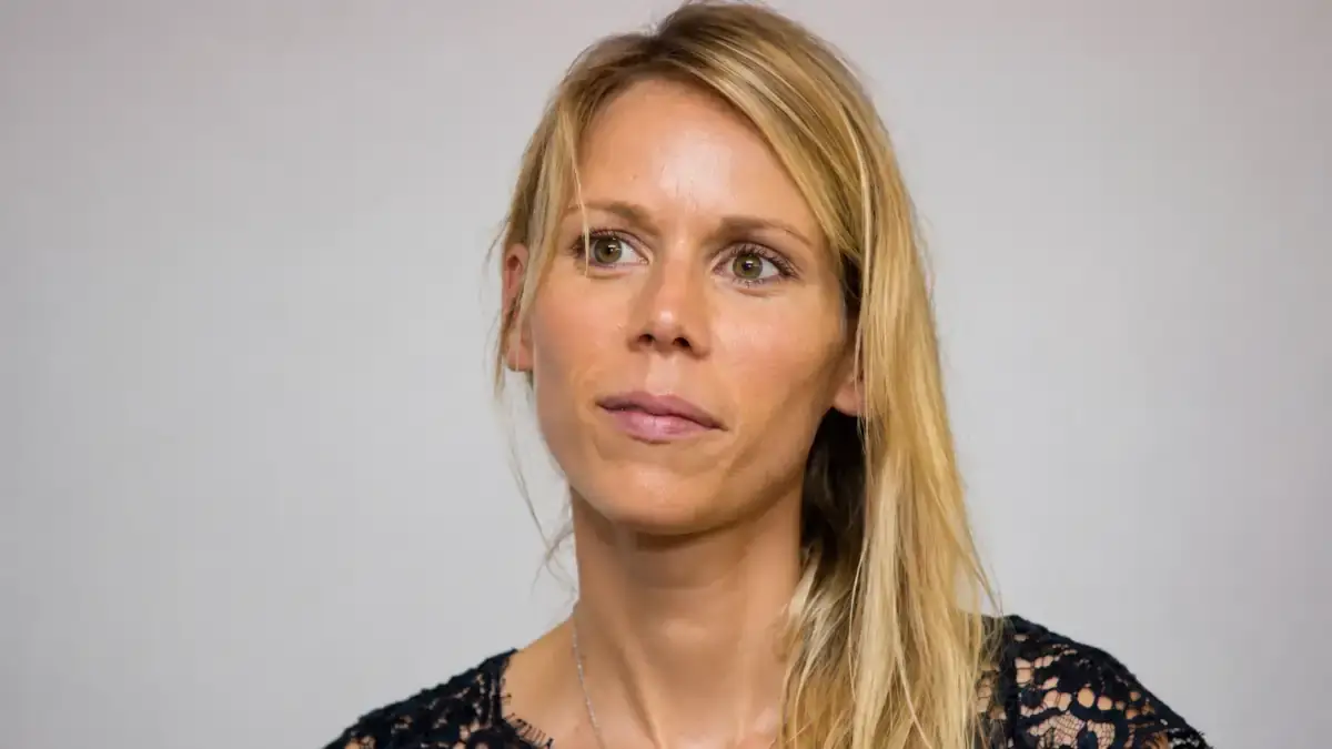 tiphaine-auzi-re-en-couple-elle-officialise-avec-un-jeune